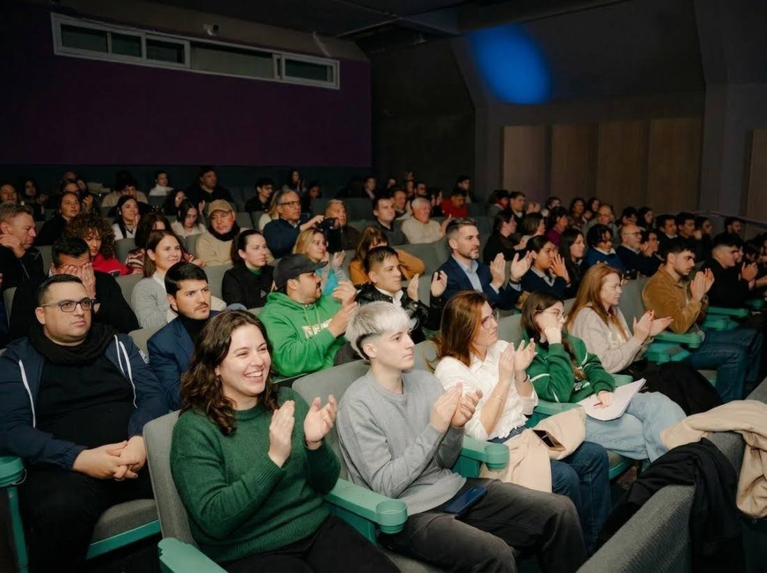 El público del teatro, aplaudiendo desde las butacas.