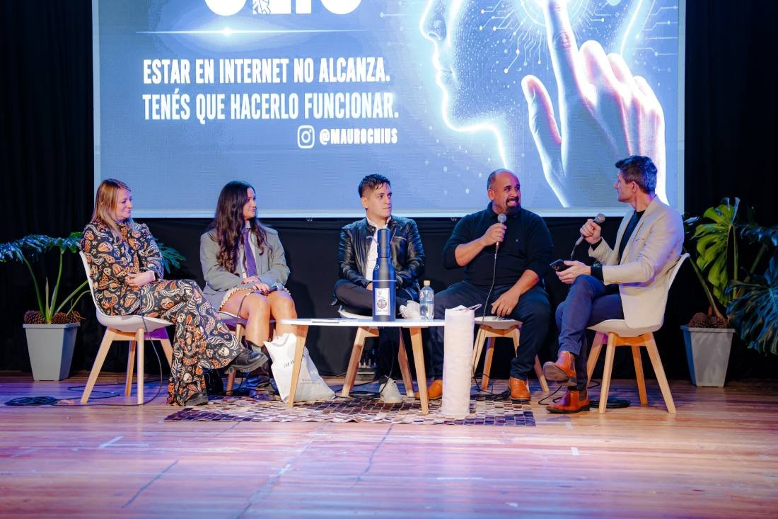 Mauro Chius conversando en el panel con los invitados del evento.