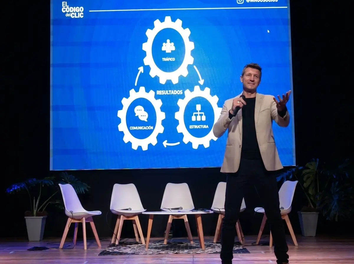Mauro Chius en el escenario de El Código del Clic, frente a la placa de los tres engranajes: tráfico, comunicación y estructura.